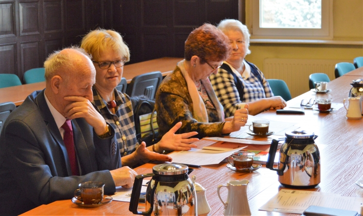 aktywni-seniorzy-dzialaja-w-miescie