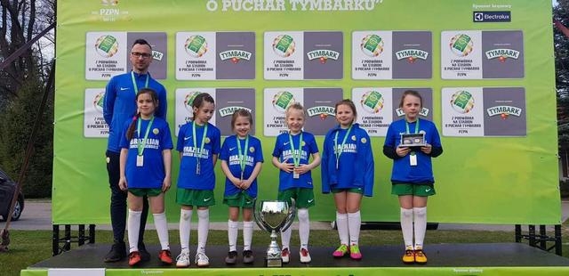 srebrne-dziewczynki-na-stadionie