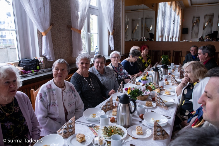 zasiedli-przy-wspolnym-stole